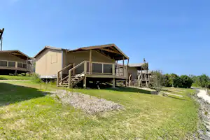 Domaine Saâne et Mer - Blick auf ein Mobilheim mit Terrasse