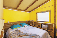 Domaine Saâne et Mer - Doppelbett im Schlafzimmer eines Mobilheims