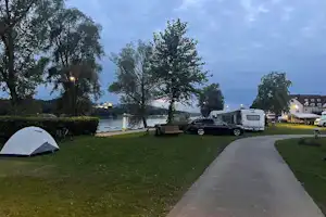 Donaucamping Emmersdorf - Blick auf den Campingplatz mit Stellplatz- und Zeltwiese am Abend