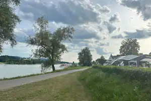Donaucamping Emmersdorf - Standplätze mit Blick auf den Fluss