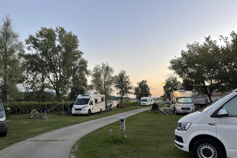 Donaucamping Emmersdorf - Stellplätze auf dem Campingplatz bei Sonnenuntergang