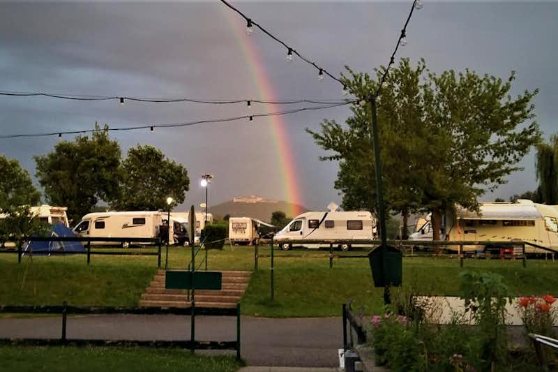 Donaupark-Camping  - Regenbogen auf dem Stellplatz vom Campingplatz
