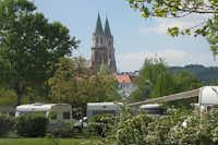 Donaupark Klosterneuburg - Blick auf das Augustiner Chorherrenstift vom Campingplatz aus