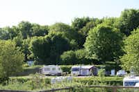 Dornafield Touring Park - Wohnwagenstellplätze zwischen den Bäumen auf dem Campingplatz