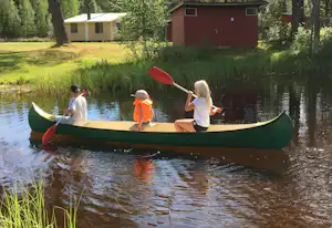 Doro Camping Lappland - Kajak fahrende Gäste auf dem Fluss