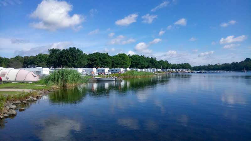 Dragsö Camping & Stugby - Ansicht der Stellplätze am Ufer des Sees
