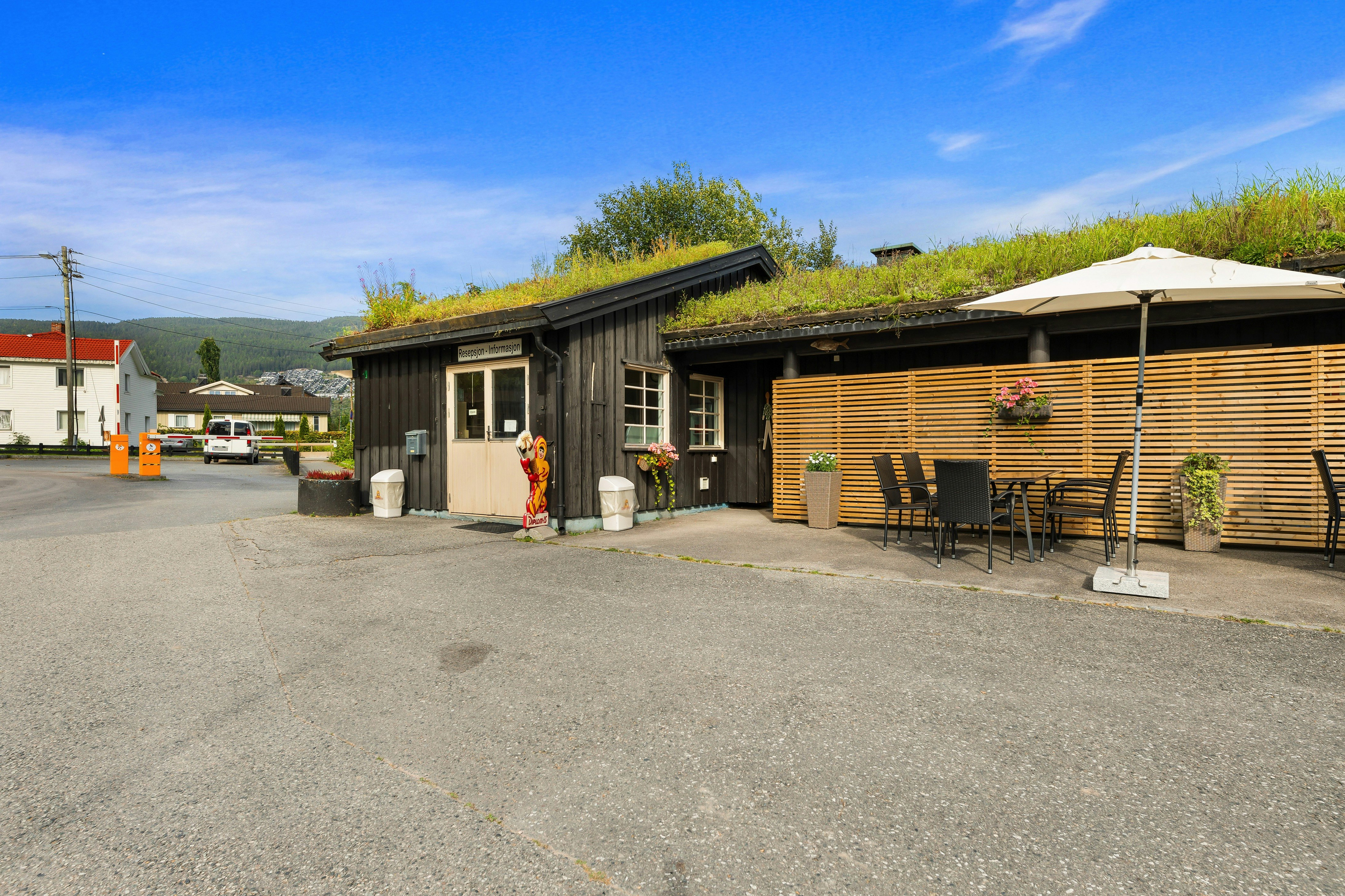 Drammen Camping - Blick auf die Terrasse an der Rezeption