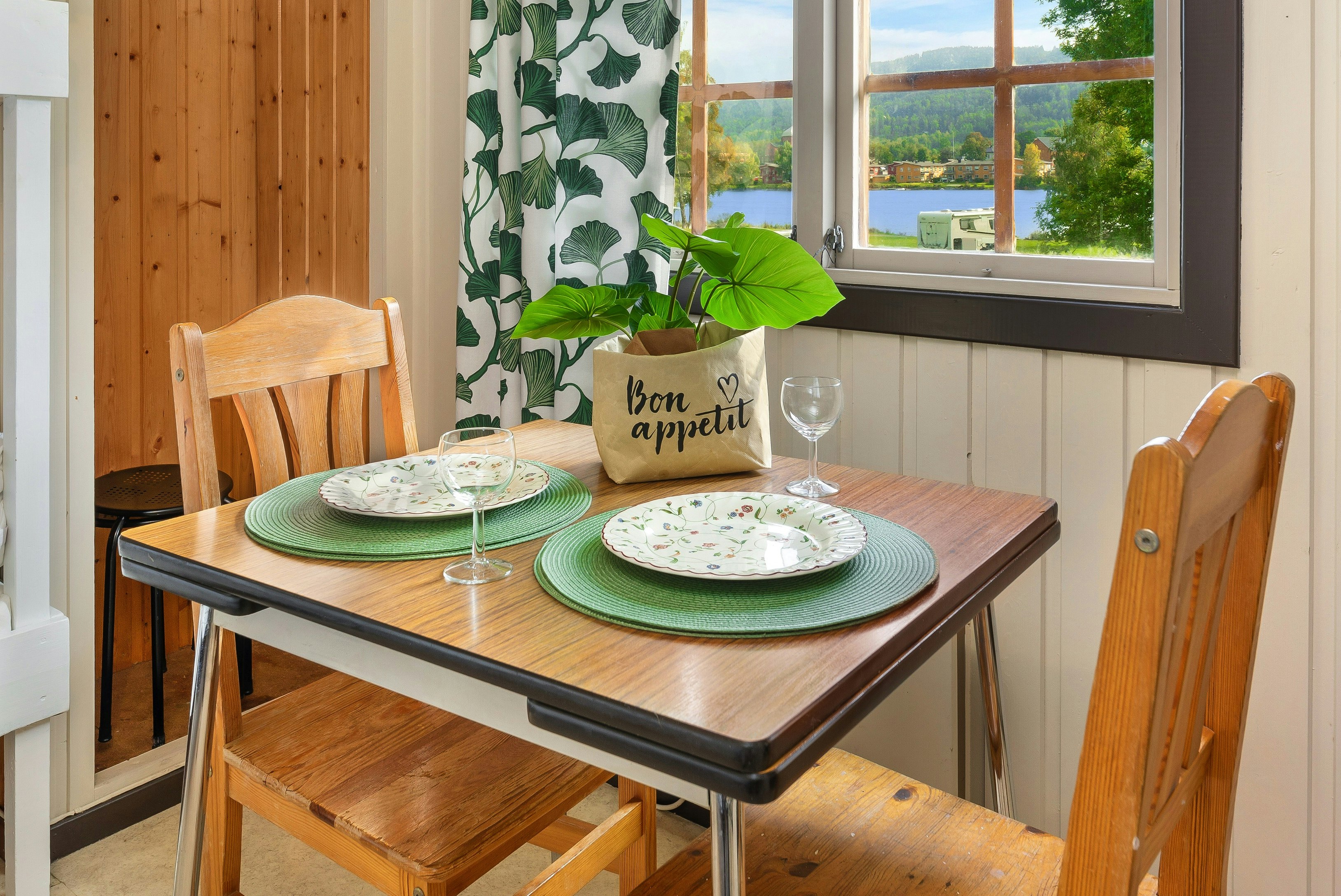 Drammen Camping - Esstisch in einem Mobilheim auf dem Campingplatz