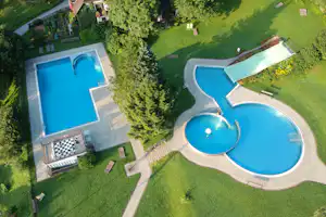 Drau-Camping - Pool mit Liegestühlen auf dem Campingplatz