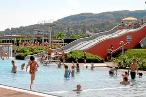 Drei-Länder-Camp - spielende Kinder im Pool vom Campingplatz mit Wasserrutsche
