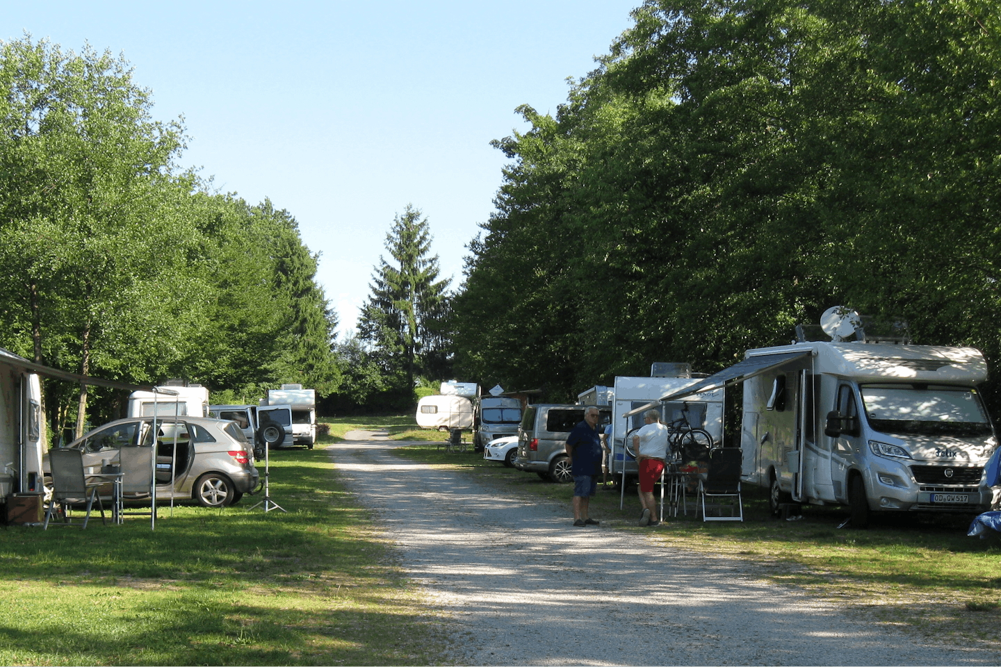 Dreiflüsse-Camping -  Wohnwagenstellplätze im Grünen auf dem Campingplatz