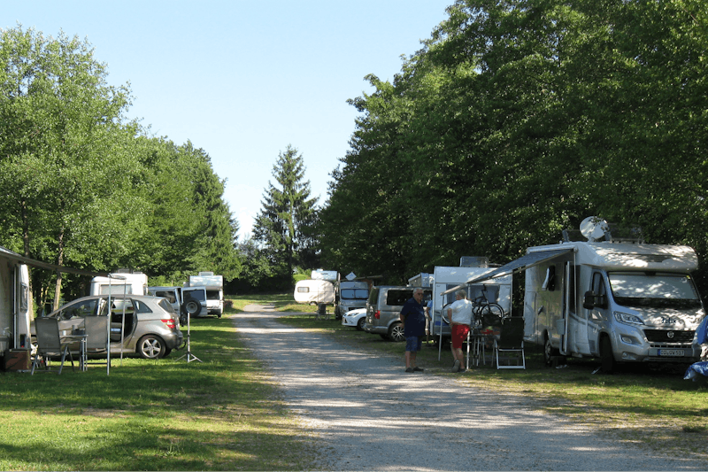 Dreiflüsse-Camping -  Wohnwagenstellplätze im Grünen auf dem Campingplatz