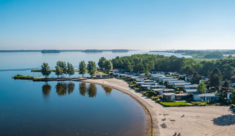 Europarcs Bad Hoophuizen - Luftaufnahme des Campingplatzes am Wasser