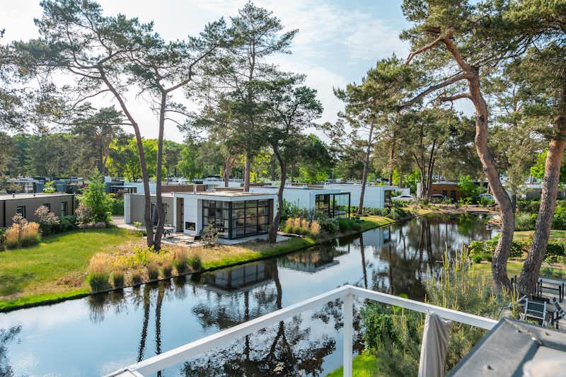 Droompark De Zanding - Blick auf die Mobilheime am Ufer des Flusses