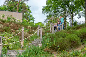 EuroParcs Maasduinen DroomPark Maasduinen - Gäste beim Spazieren in der grünen Natur