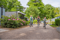 EuroParcs Maasduinen  DroomPark Maasduinen - Gäste fahren Fahrrad auf dem Campingplatz