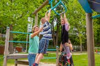EuroParcs Maasduinen  DroomPark Maasduinen - Kinder beim Spielen auf dem Klettergerüst des Spielplatzes