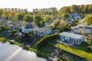 DroomPark Molengroet - Luftaufnahme der Mobilheime am Ufer des Sees