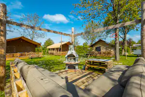 DroomPark Molengroet - Sitzbereich im Freien mit Steinofen