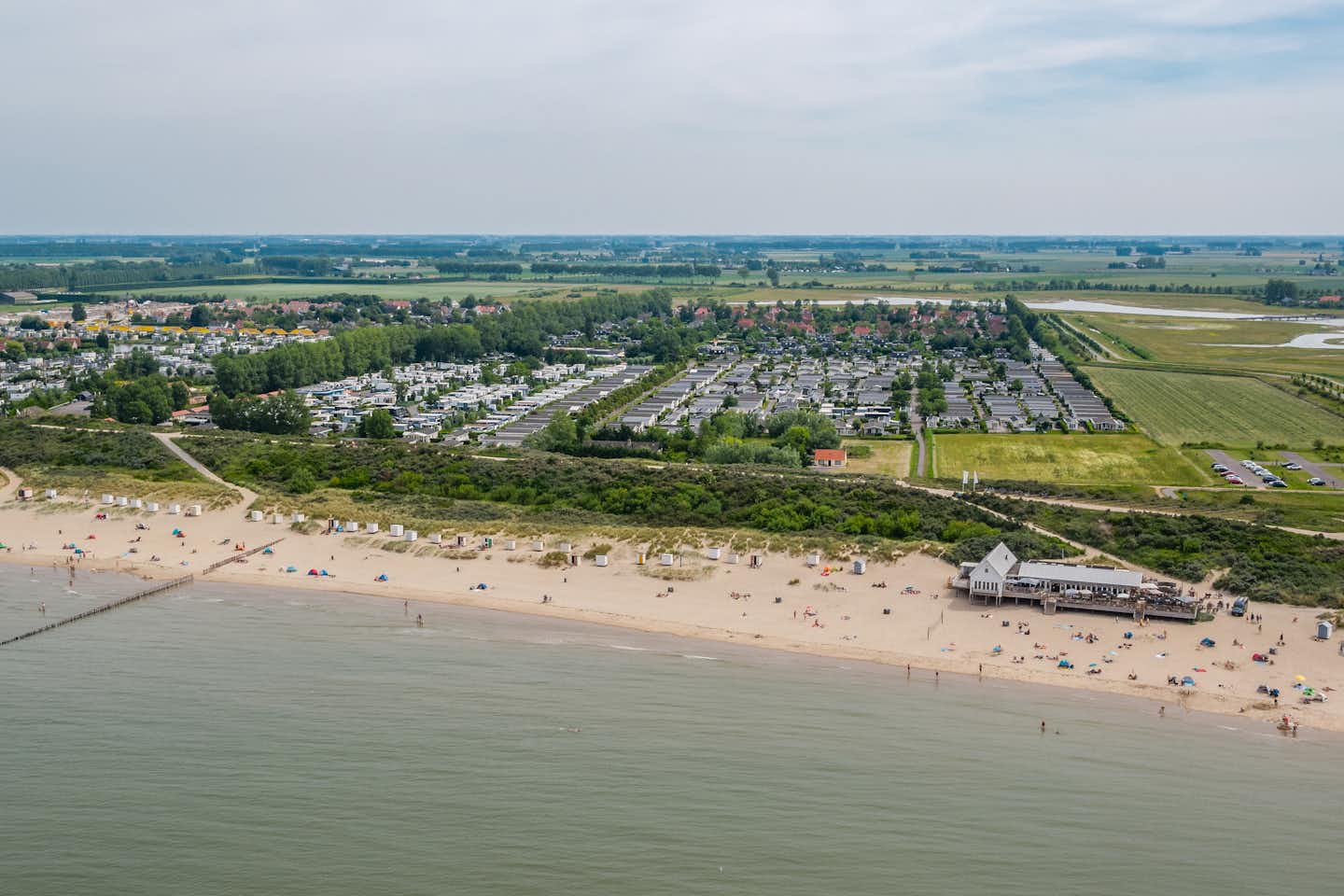 EuroParcs Schoneveld - Blick auf den Campingplatz am Strand