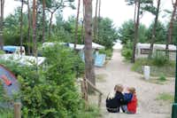Dünencamp Karlshagen  -  Kinder am Wohnwagen- und Zeltstellplatz mit Blick auf das Meer