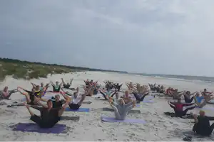 Dueodde Familiecamping & Hostel - Yoga am Strand vom Campingplatz
