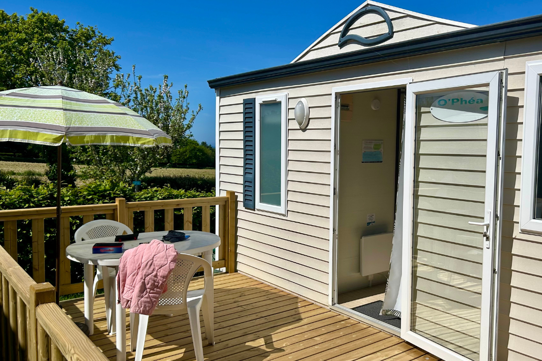 Camping Duguesclin  - Mobilheim mit Terrasse auf dem Campingplatz