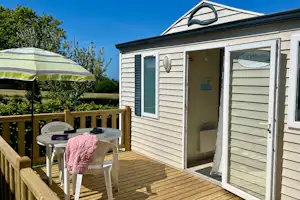 Camping Duguesclin - Mobilheim mit Terrasse auf dem Campingplatz