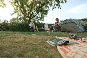 Camping Duguesclin - Zeltplätze auf der Wiese auf dem Campingplatz