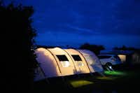 Duinpark en Camping De Robbenjager - Zeltplätze bei Nacht auf dem Campingplatz