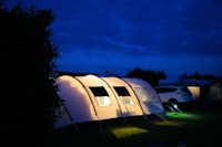 Duinpark en Camping De Robbenjager - Zeltplätze bei Nacht auf dem Campingplatz
