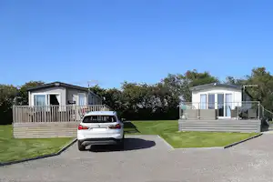 Eastham Hall Caravan Park - Mobilheim mit Terrasse im Grünen auf dem Campingplatz