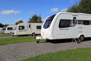 Eastham Hall Caravan Park - Wohnwagenstellplatz zwischen auf der Wiese der Campingplatzanlage