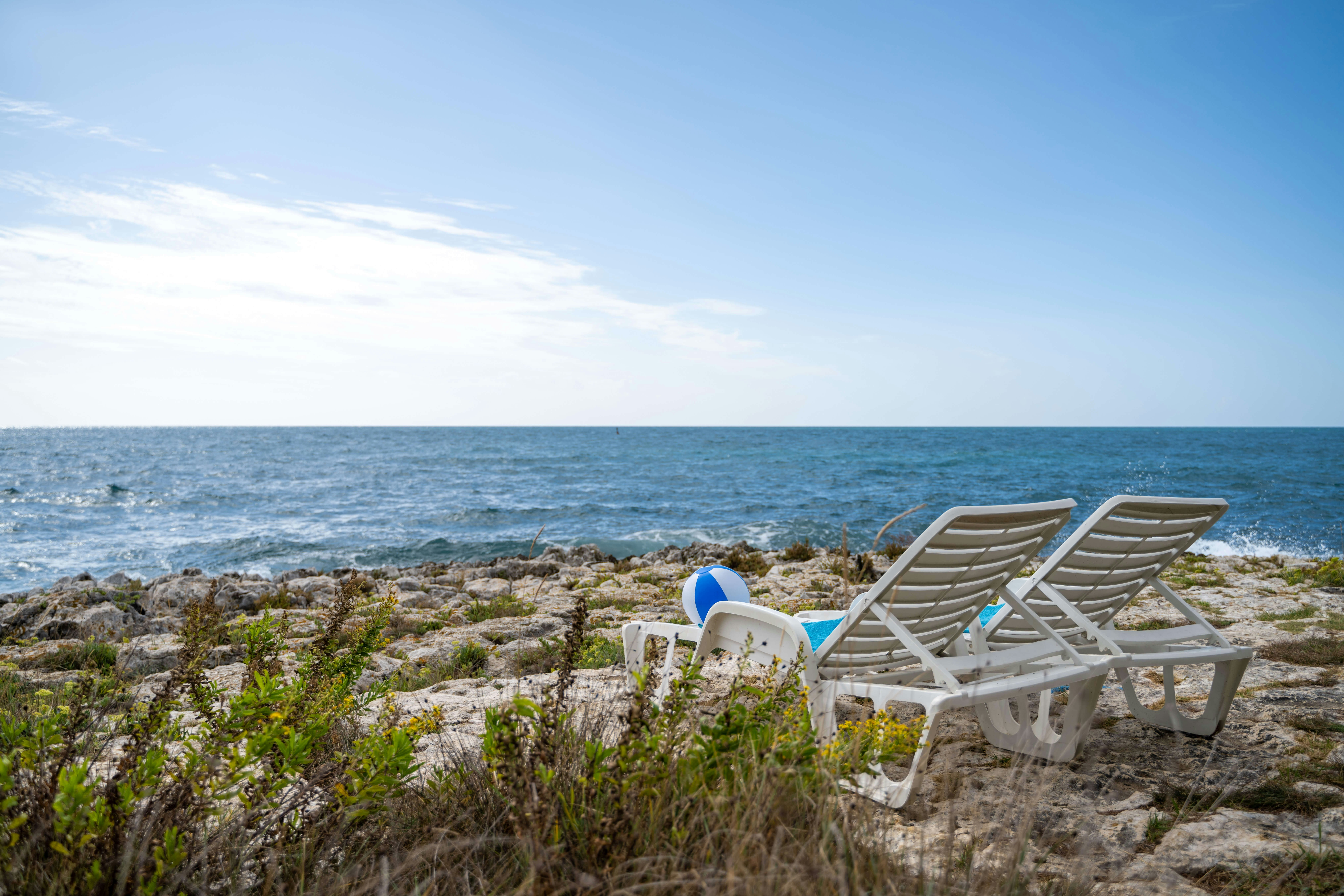 Easyatent @ Camping Koversada Naturist - Blick auf den Steinstrand mit Liegestühlen