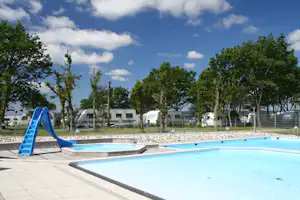 Ebeltoft Strand Camping - Pool vom Campingplatz mit Kinderbecken und Wasserrutsche