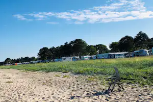 Ebeltoft Strand Camping - Blick vom Strand auf den Stellplatz vom Campingplatz im Grünen