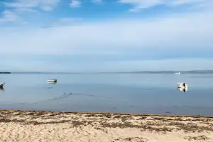 Ebeltoft Strand Camping - Boote im Meer am Strand vom Campingplatz