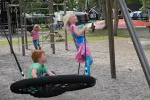 Ebeltoft Strand Camping - Kinder auf dem Spielplatz vom Campingplatz