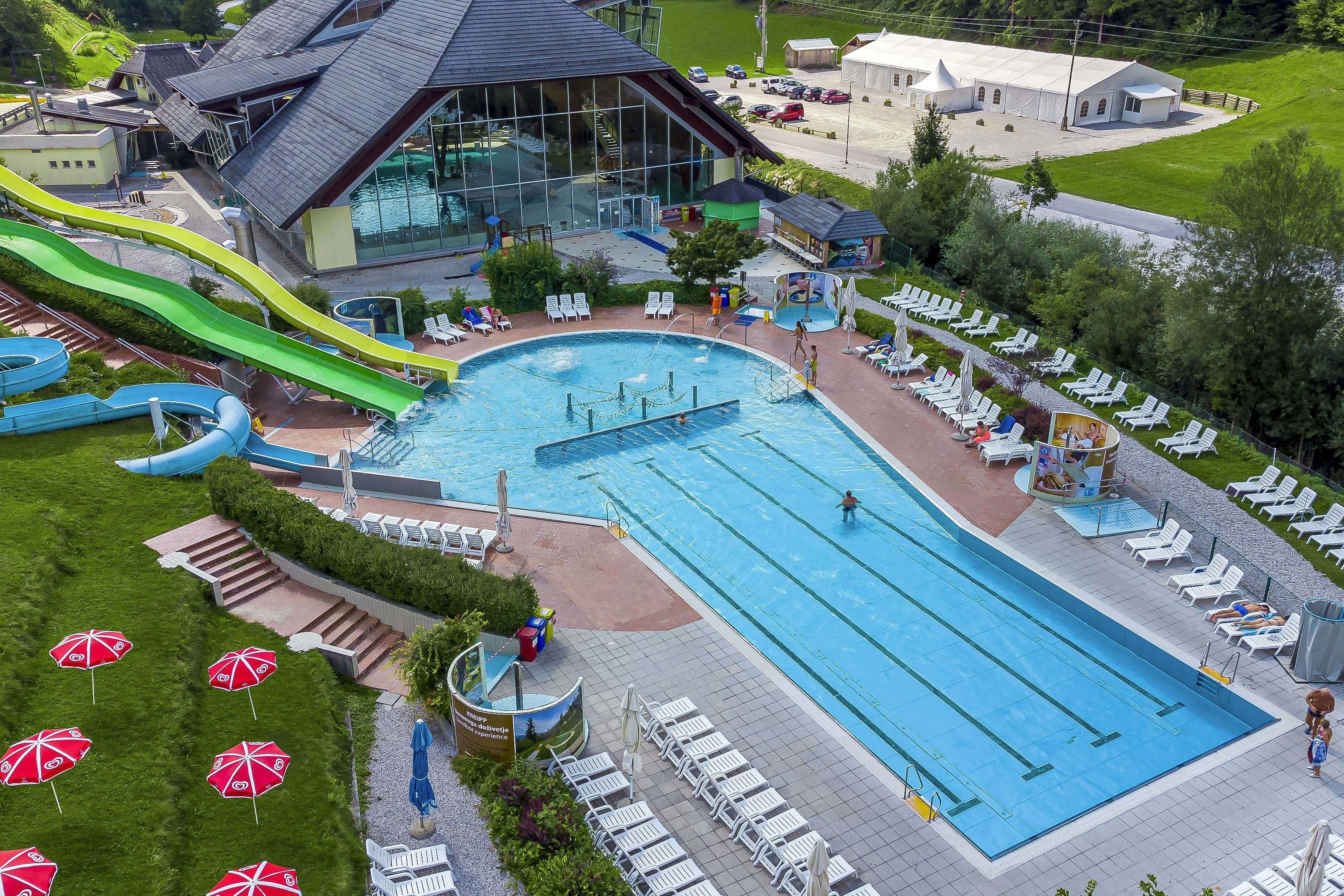 Eco Camp Terme Snovik  - Blick auf das Freibad aus der Vogelperspektive
