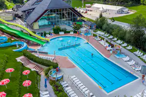 Eco Camp Terme Snovik - Blick auf das Freibad aus der Vogelperspektive