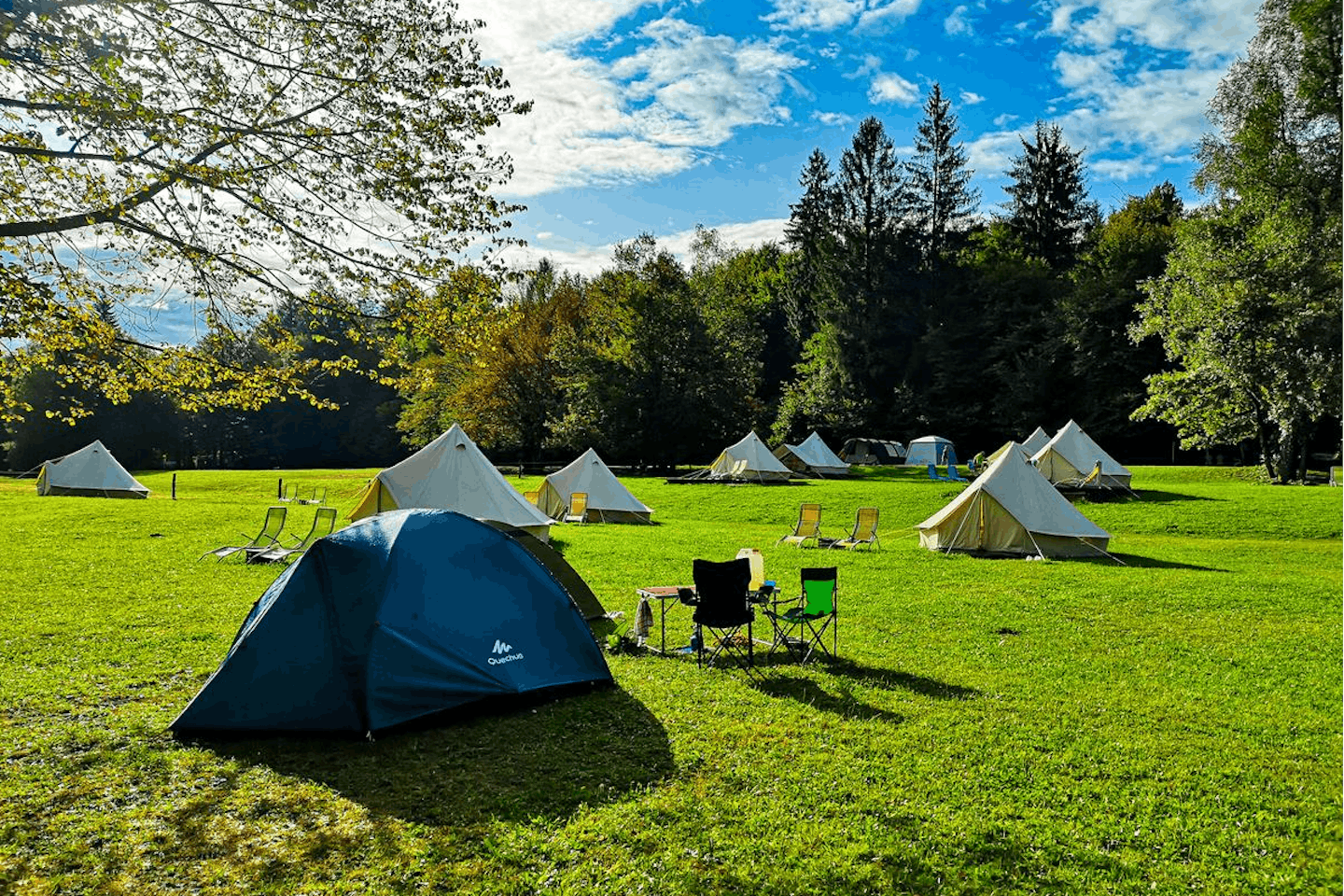 ECO River Camp  -  Zeltplatz vom Campingplatz auf grüner Wiese