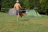 ECO River Camp  - Fußball spielender Camper auf dem Zeltplatz vom Campingplatz