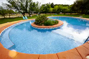 Ecocamp Vinyols - Rundes Freibad mit Mosaik