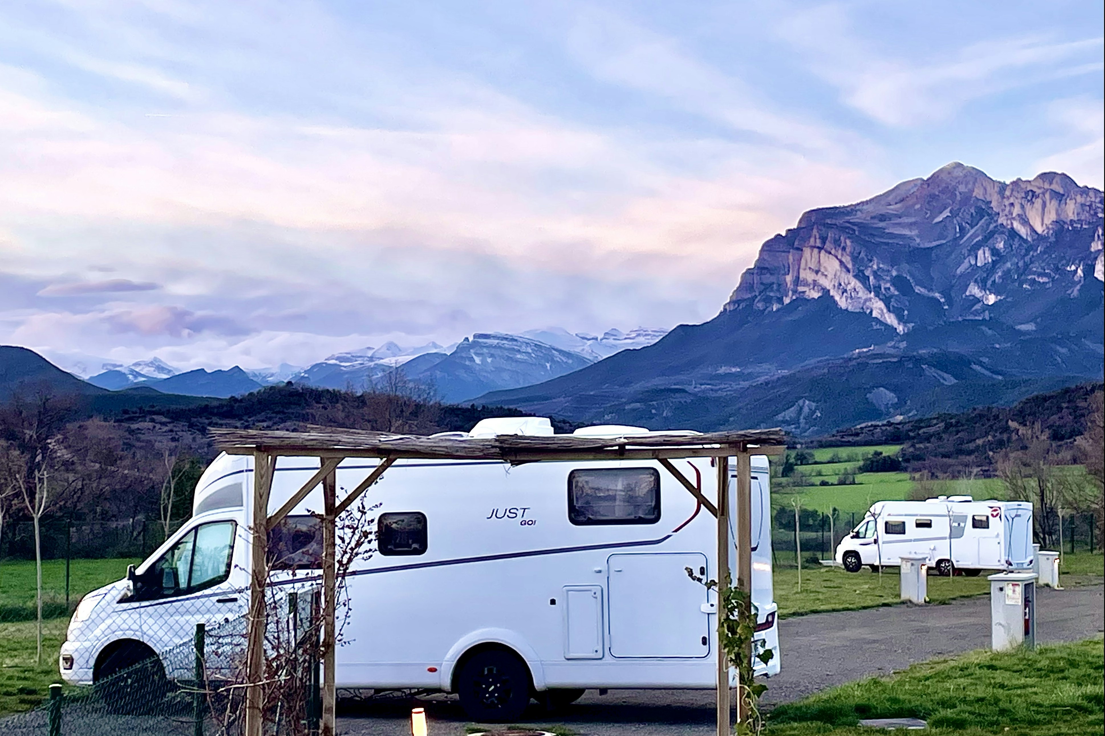 Ecocamping Rural Valle De La Fueva - Blick auf die Standplätze mit Bergen im Hintergrund