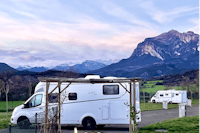 Ecocamping Rural Valle De La Fueva - Blick auf die Standplätze mit Bergen im Hintergrund