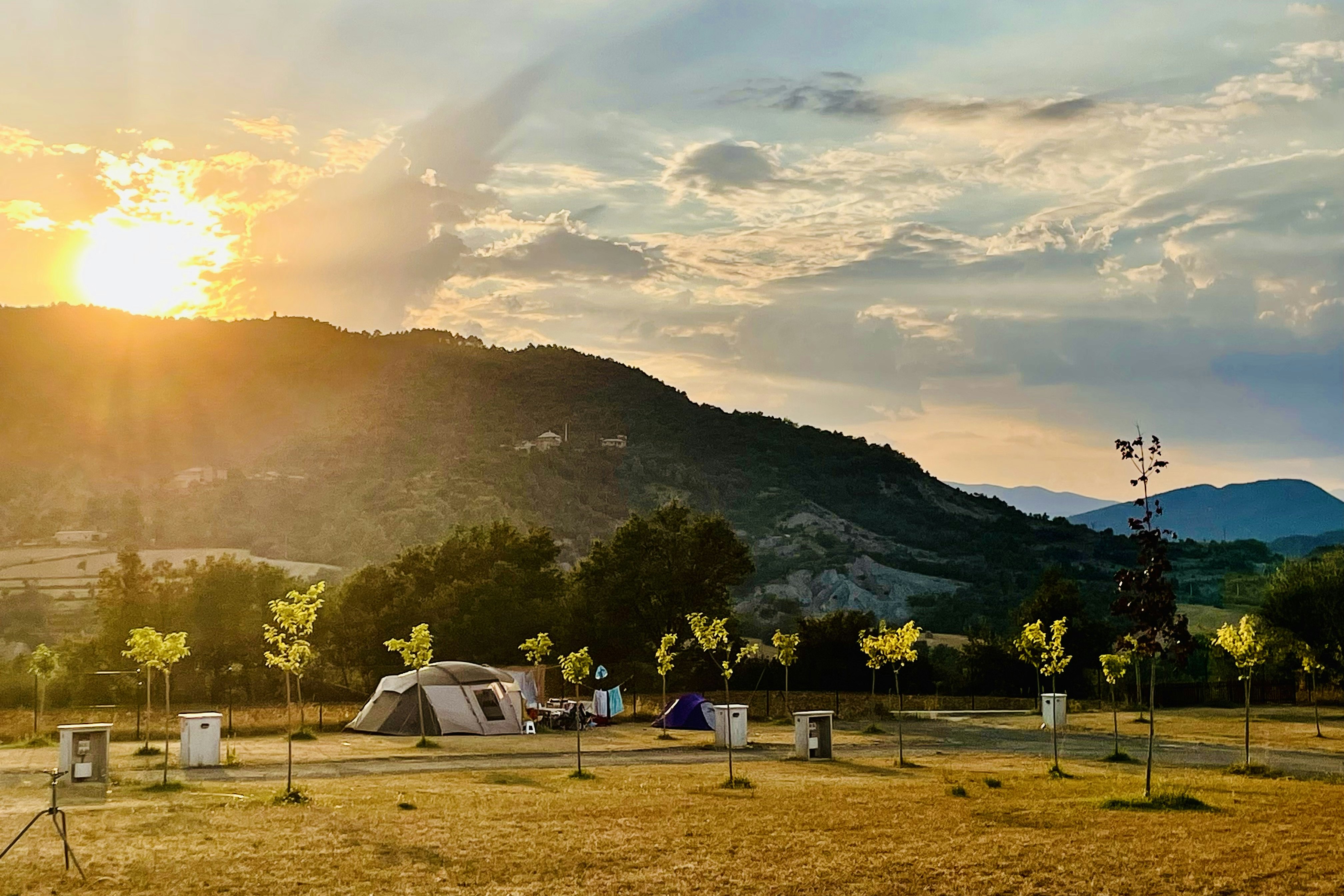Ecocamping Rural Valle De La Fueva - Blick auf die Zeltwiese bei Sonnenuntergang