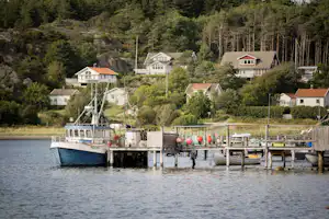 Nordic Camping Edsviks - Boot am Steg vom Campingplatz