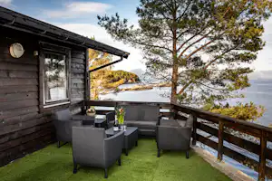 EFINOR Camping Krokane Florø - Mobilheim vom Campingplatz mit Veranda und mit Blick auf das Meer