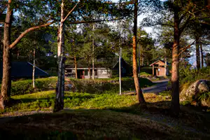 EFINOR Camping Krokane Florø - Mobilheime vom Campingplatz zwischen Bäumen