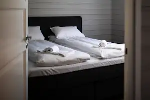 EFINOR Camping Krokane Florø - Schlafbereich im Mobilheim vom Campingplatz